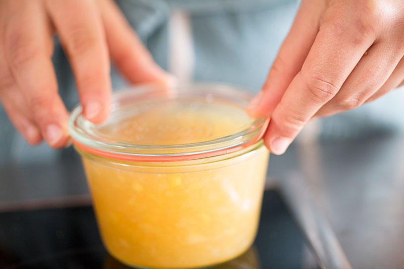 Confituur van peer met gember in een glazen potje